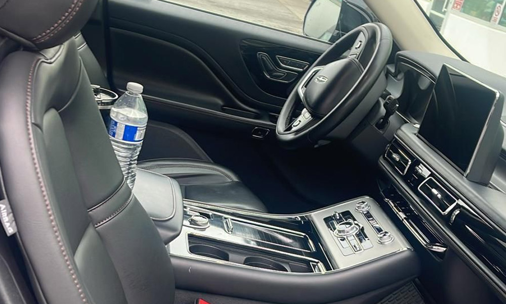 6 passenger lincoln-navigator ineterior