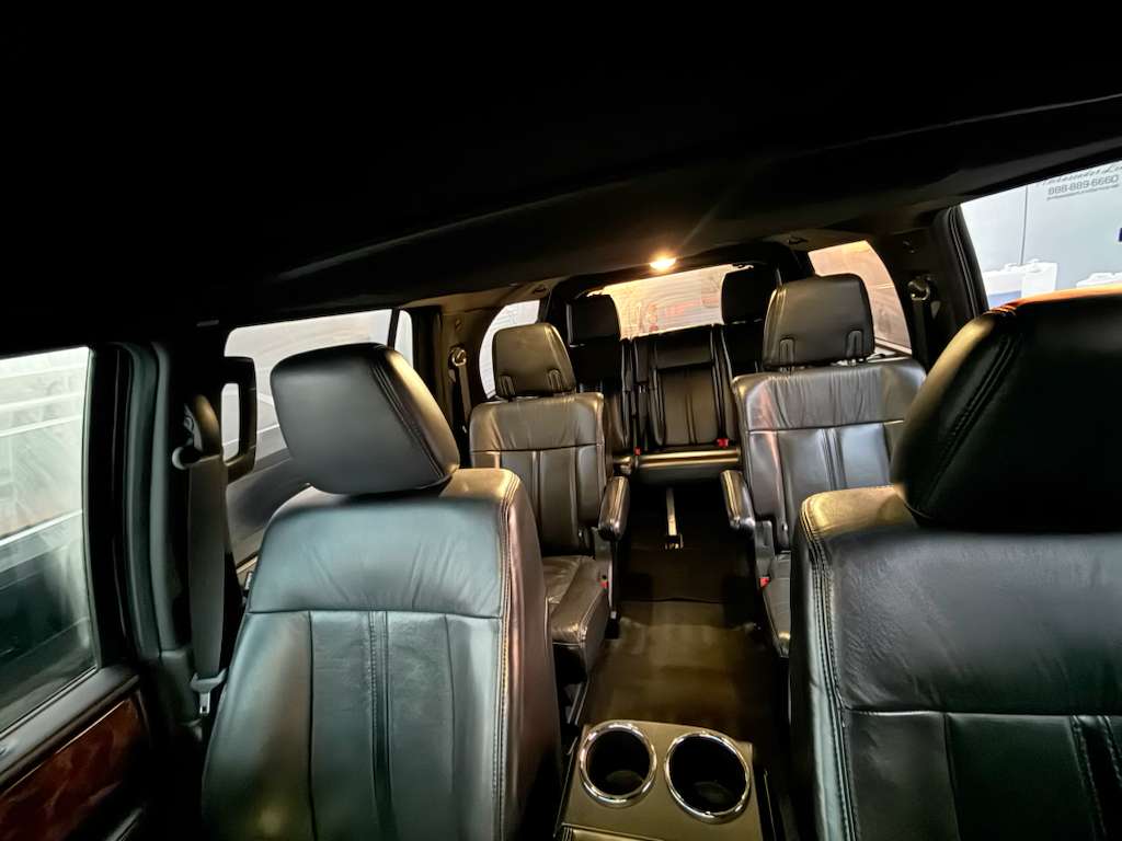 6 Passengers Lincoln Navigator